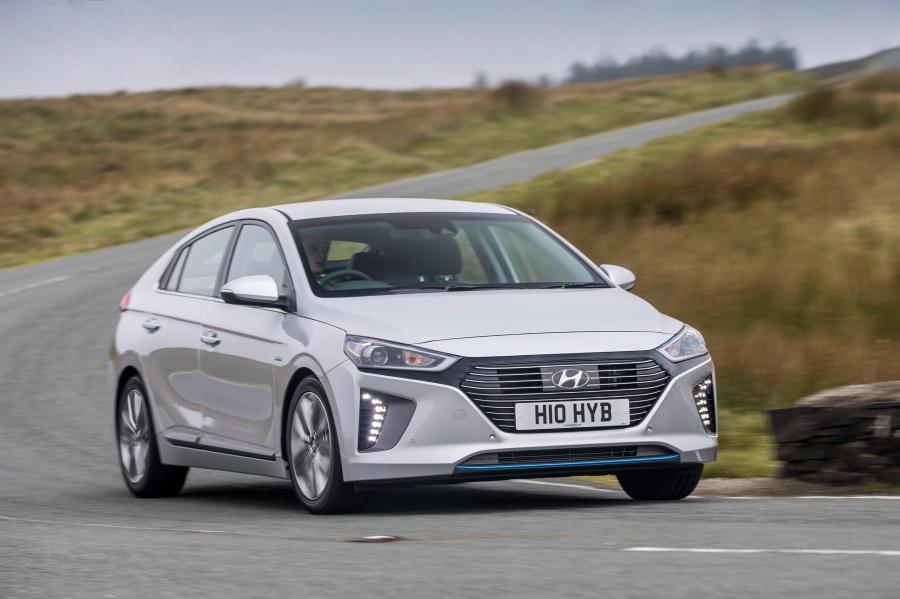  Hyundai IONIQ hybrid 2016 года  (UK) (фото 10 из 32)